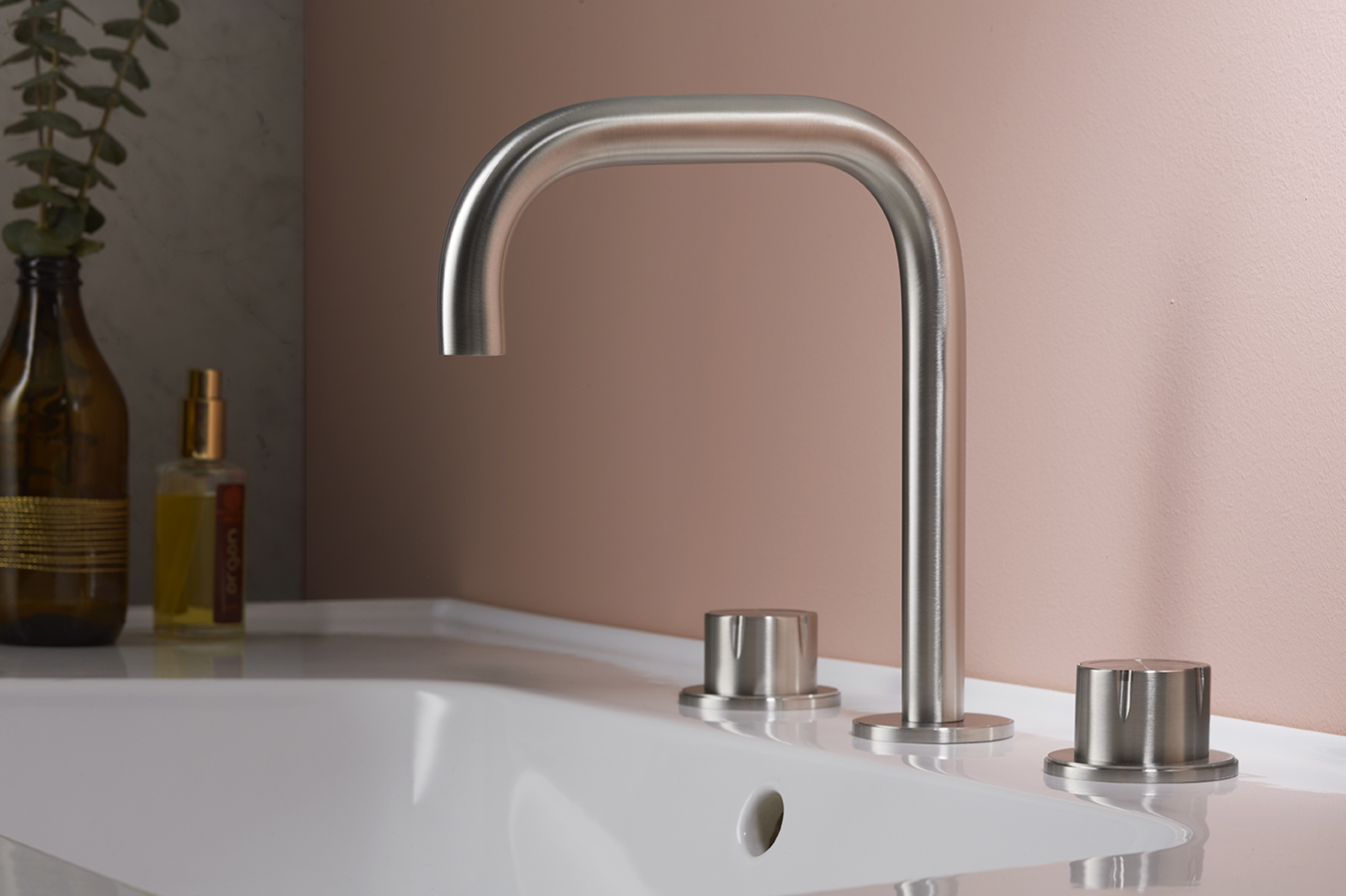 Gruppo lavabo da piano a tre fori, in acciaio inox spazzolato.