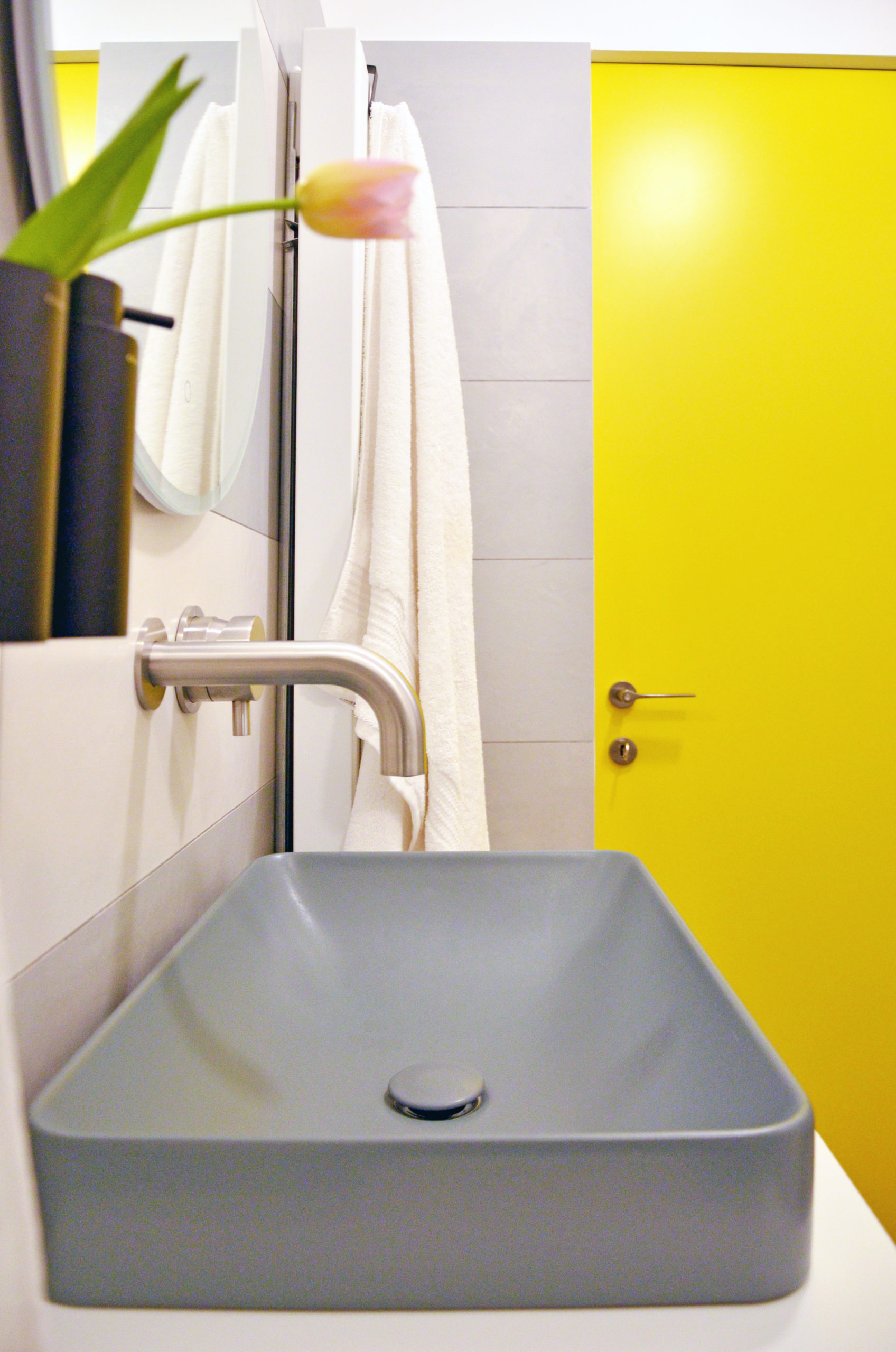 Zona lavabo progetto Design Outfit con miscelatore di Mina rubinetterie