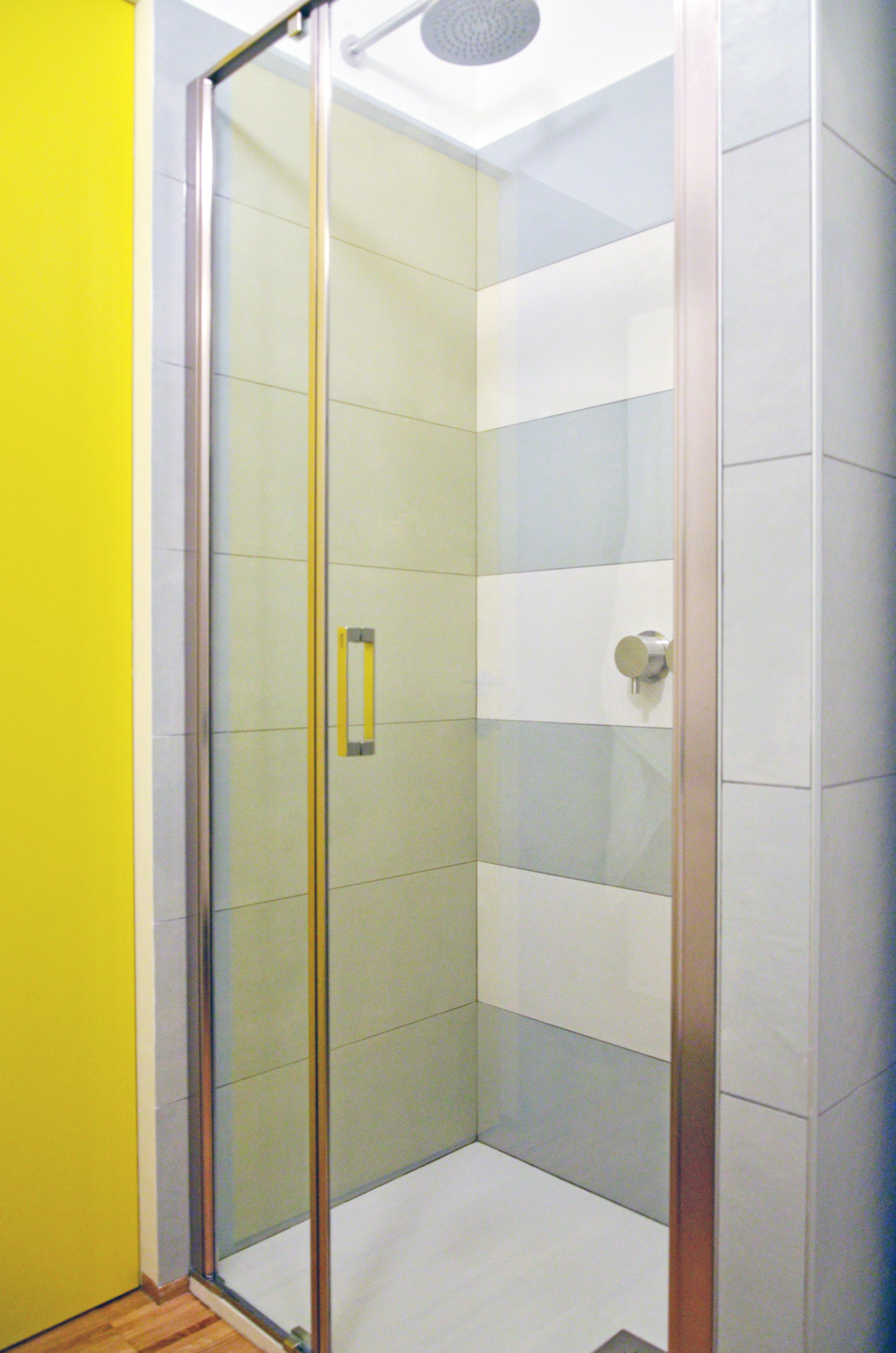 Zona doccia progetto Design Outfit con rubinetterie di Mina