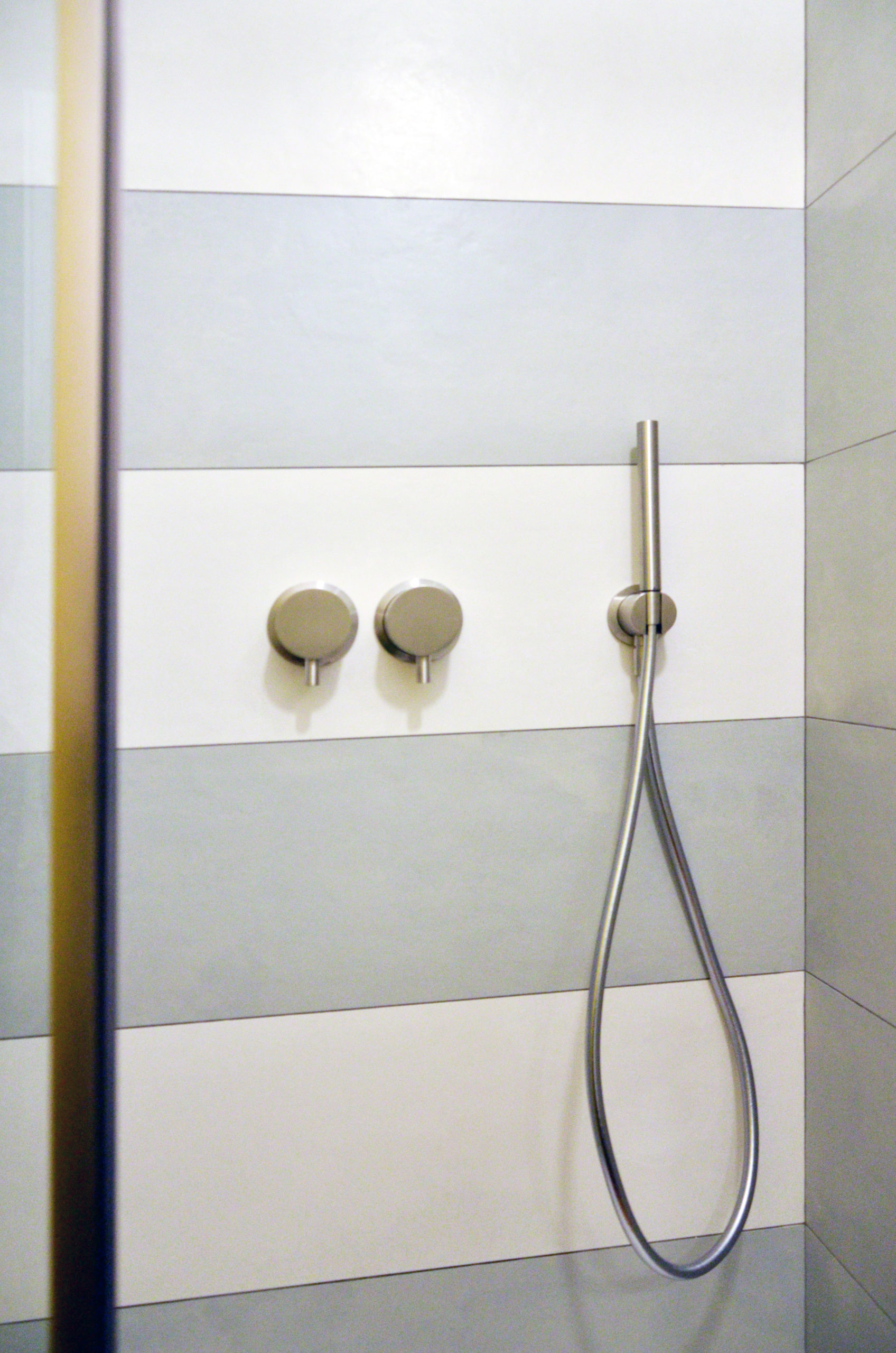 Zona doccia progetto Design Outfit con rubinetterie di Mina