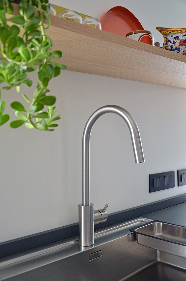Miscelatore cucina AVA in inox nella cucina di Design Outfit