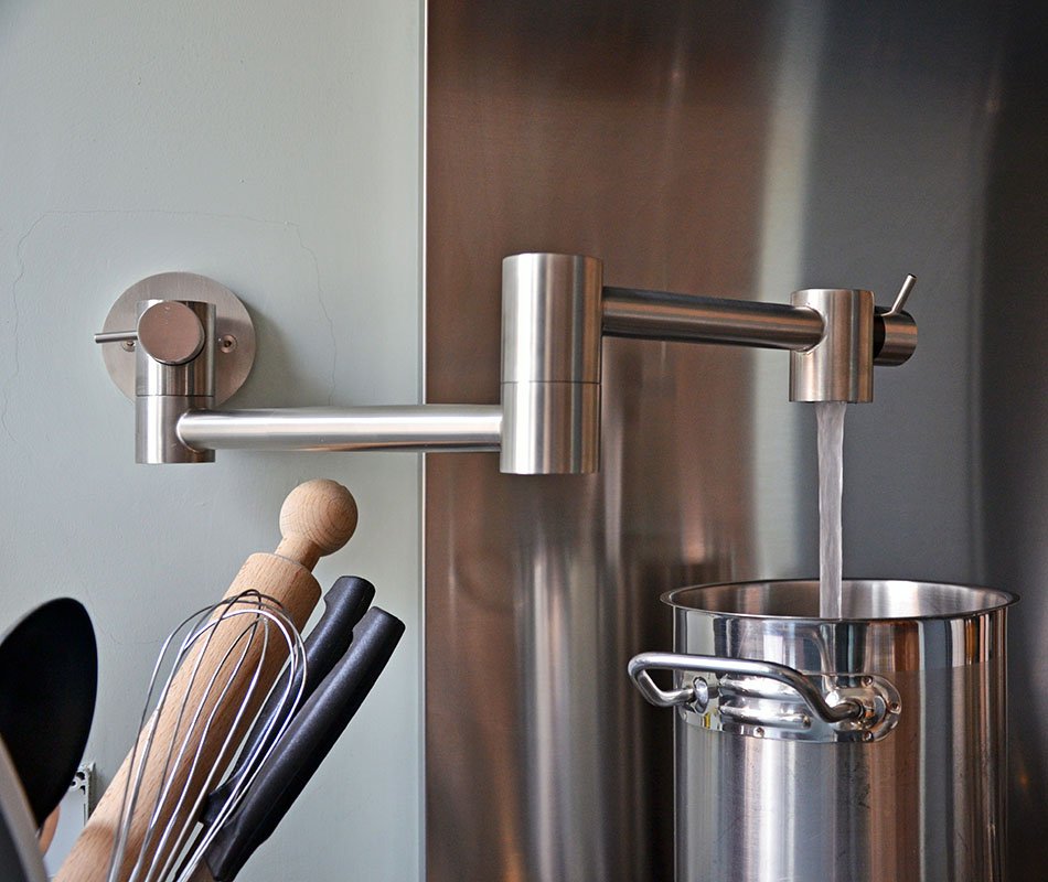 Rubinetto cucina POTFILLER in inox di Mina nella cucina di Design Outfit