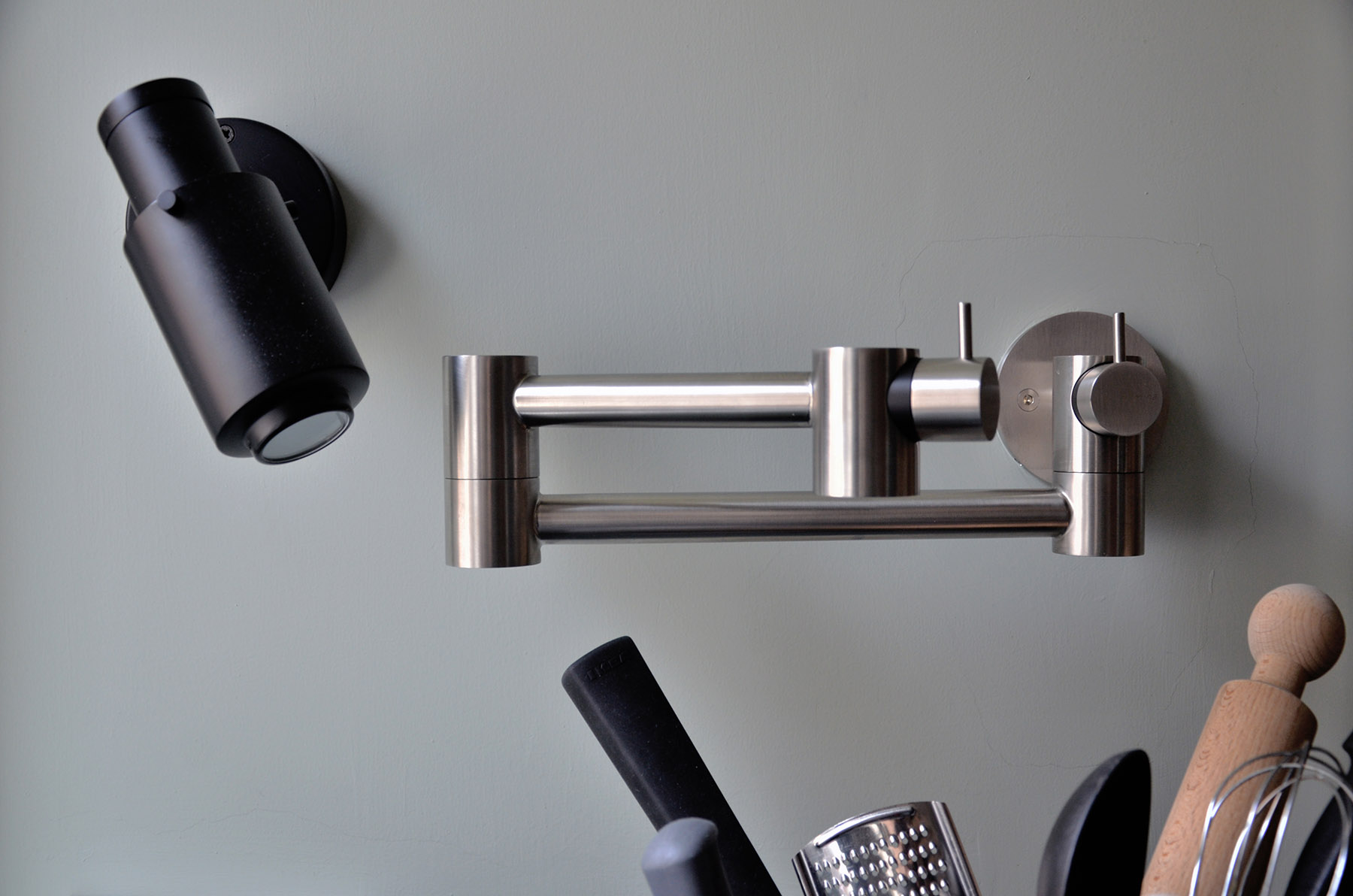 Rubinetto cucina POTFILLER in inox nella cucina di Design Outfit